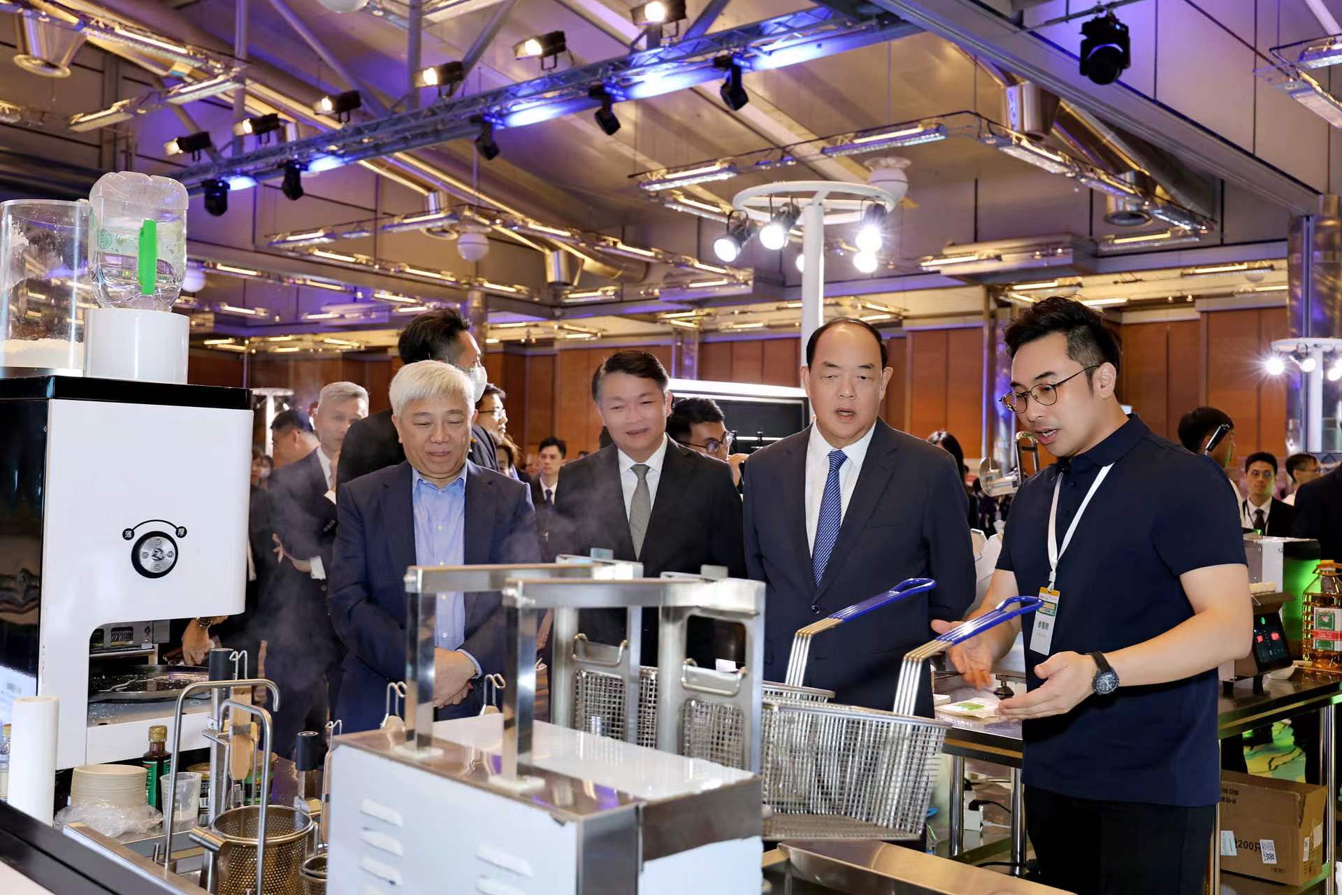 麥大廚受邀參加澳門餐飲業(yè)智能升級方案展示會，備受特區(qū)領(lǐng)導關(guān)注